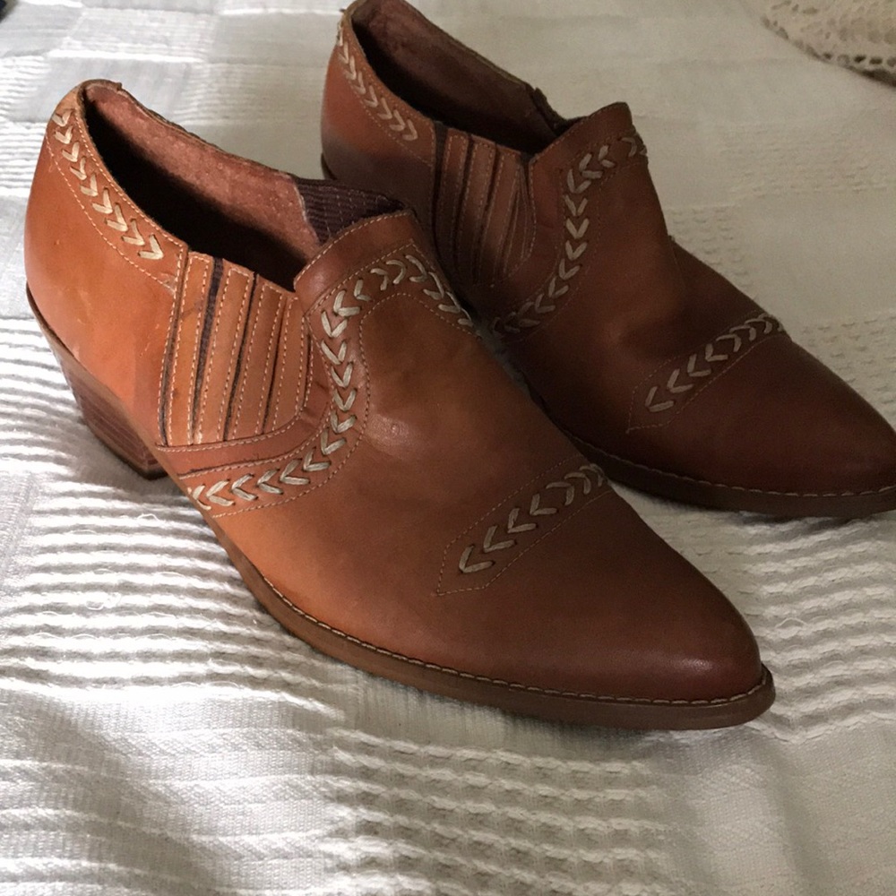 Vintage Women's Brown Leather Ankle Booties with Decorative Stitching